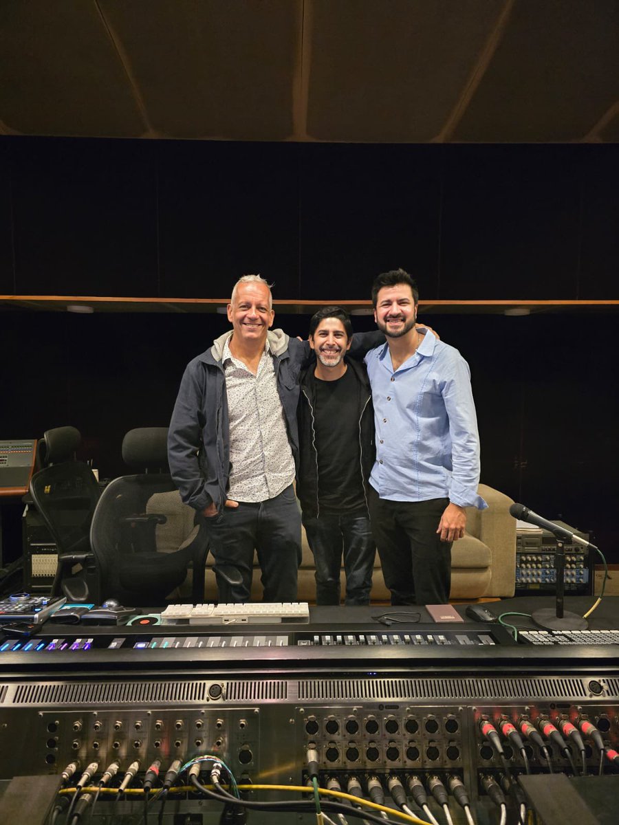 Engemyr's tweet image. Una reconfortante manera de finalizar musicalmente el 2024, grabando este maravilloso cuarteto para el próximo disco del eterno @GerryWeil con arreglos y dirección del maestro @Badengoyo y composición de @GerhardWeil 

¡Feliz 2025 gente querida! 🎆🎇

#HappyNewYear