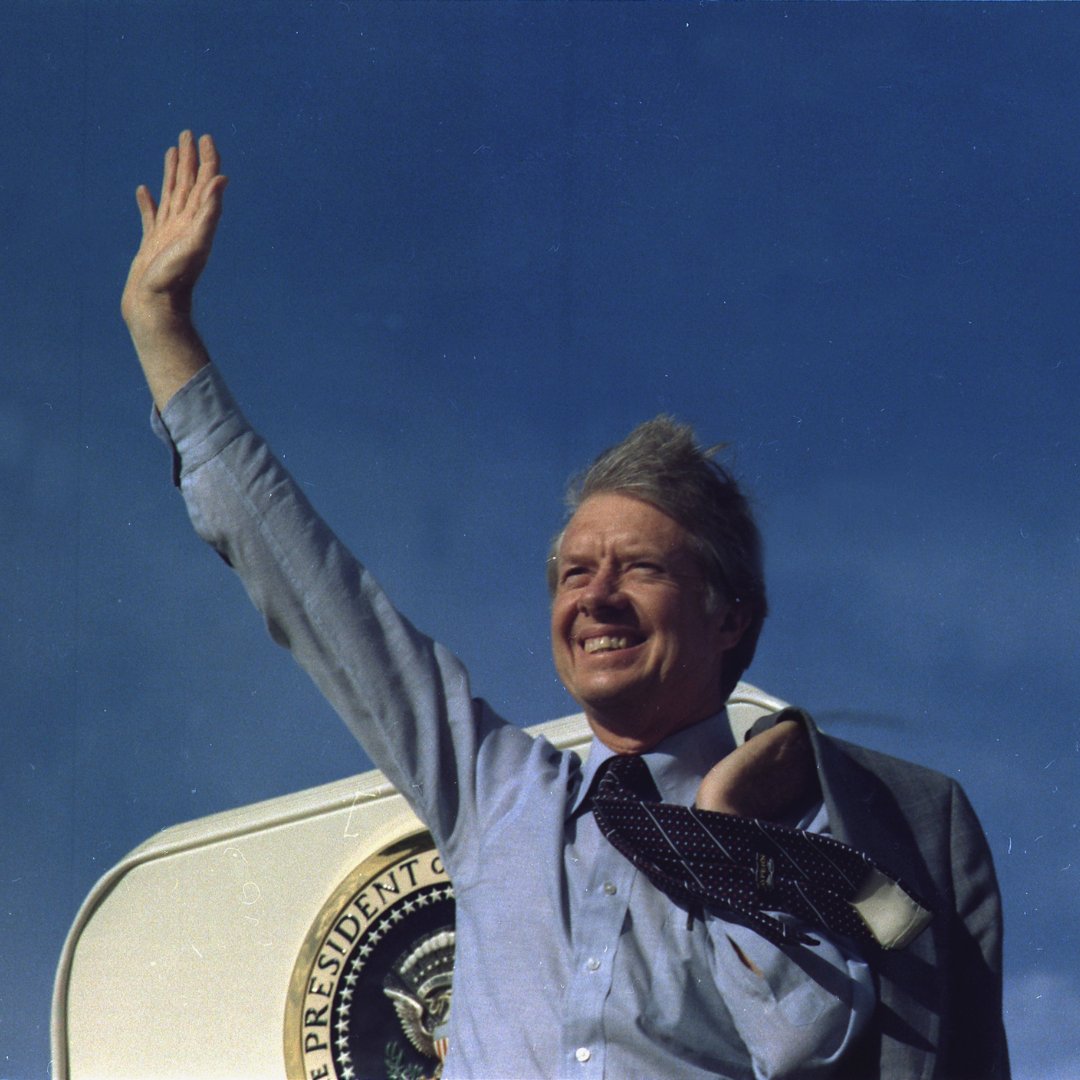 La vida de Jimmy Carter, 39º presidente de los Estados Unidos y Premio Nobel de la Paz, fue un testimonio de dedicación al servicio público, la promoción de los derechos humanos y la búsqueda incansable de la paz mundial. Recordamos sus contribuciones al fortalecimiento de la