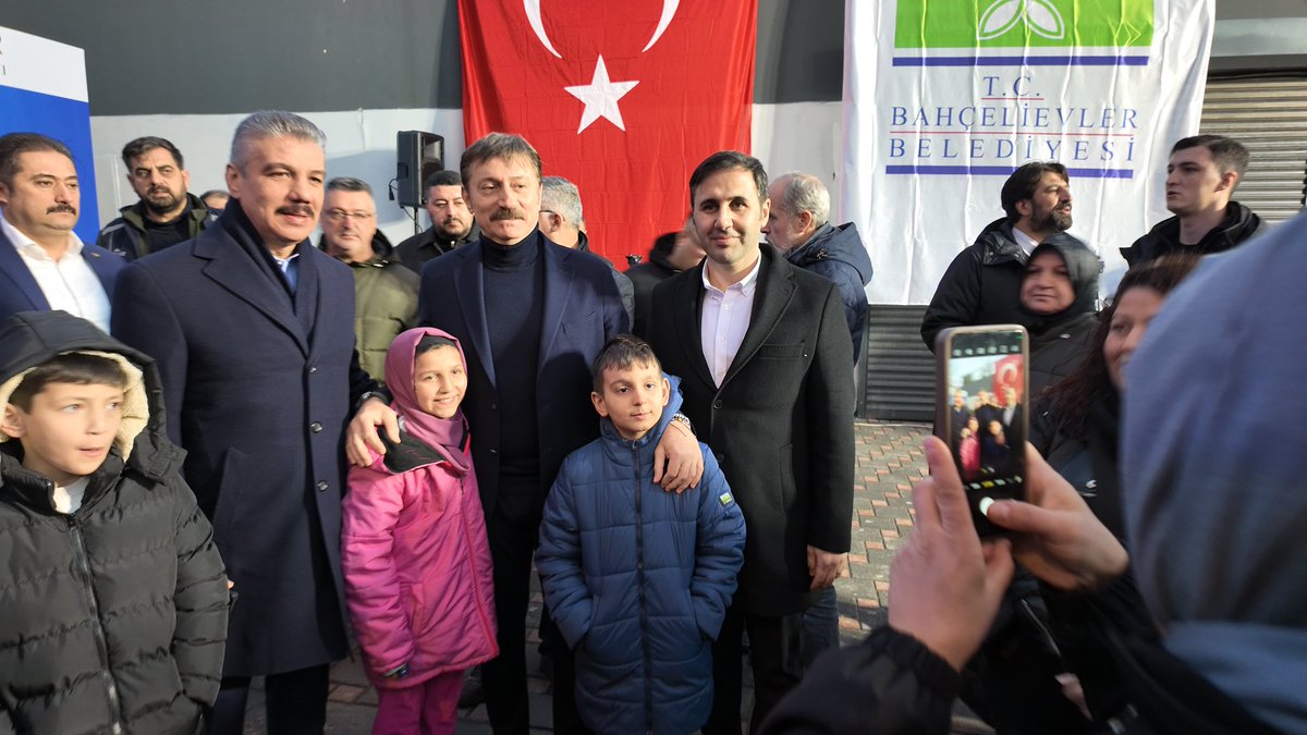 İstanbul Milletvekilimiz <a href="/cuneytyuksel_/">Prof. Dr. Cüneyt Yüksel</a> ve İlçe Başkanımız <a href="/Fatihtunaa/">Fatih Tuna 🇹🇷</a>  ile birlikte, düzenlediğimiz çekilişle bisiklet almaya hak kazanan komşularımıza bisikletlerini teslim ettik. 🚲🎀

Güzel günlerde kullanmaları dileğiyle…😊