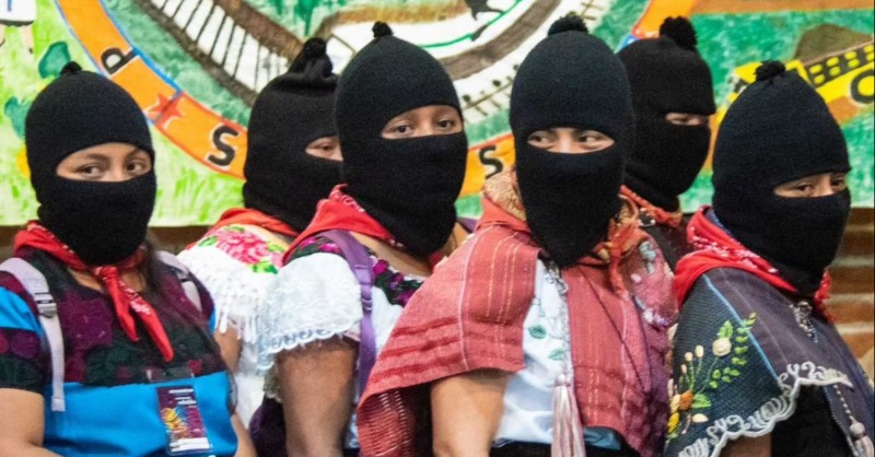 Desinformemonos's tweet photo. #EZLN ✊| “No a la propiedad privada, sí al trabajo común” fue una de las consignas con las que el Subcomandante Moisés resumió los primeros pasos de la nueva etapa del zapatismo durante el Encuentro Internacional de Resistencia y Rebeldía. https://t.co/AYTSDypiu8

📸Alejandro M. https://t.co/xQrTiKSB4g