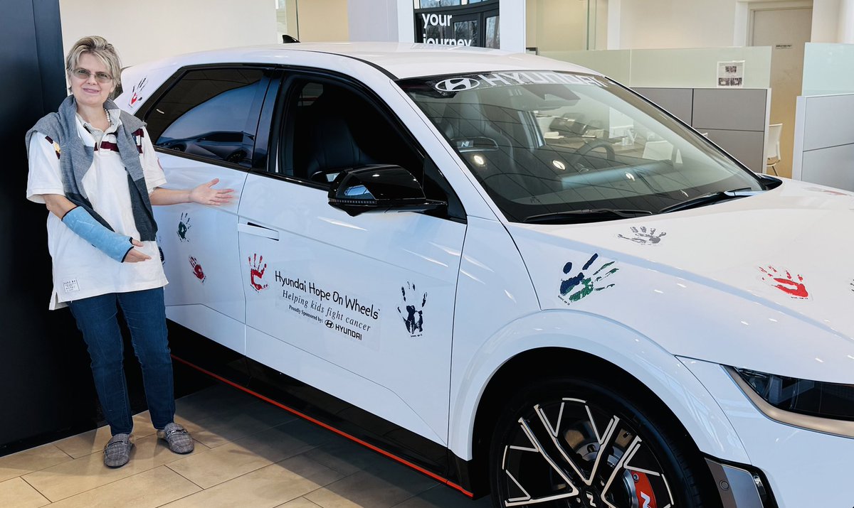 GivingCar's tweet photo. Still got ✋🏼hands🤚🏻to put on #hope? Yes!

#Gratitude 
@hopeonwheels 
@Hyundai 
@AlexHyundai 
#PediatricCancerSupport 

Eyeing adding an #Ioniq to our current one-car fleet… ☺️ https://t.co/MALwWj5yV2