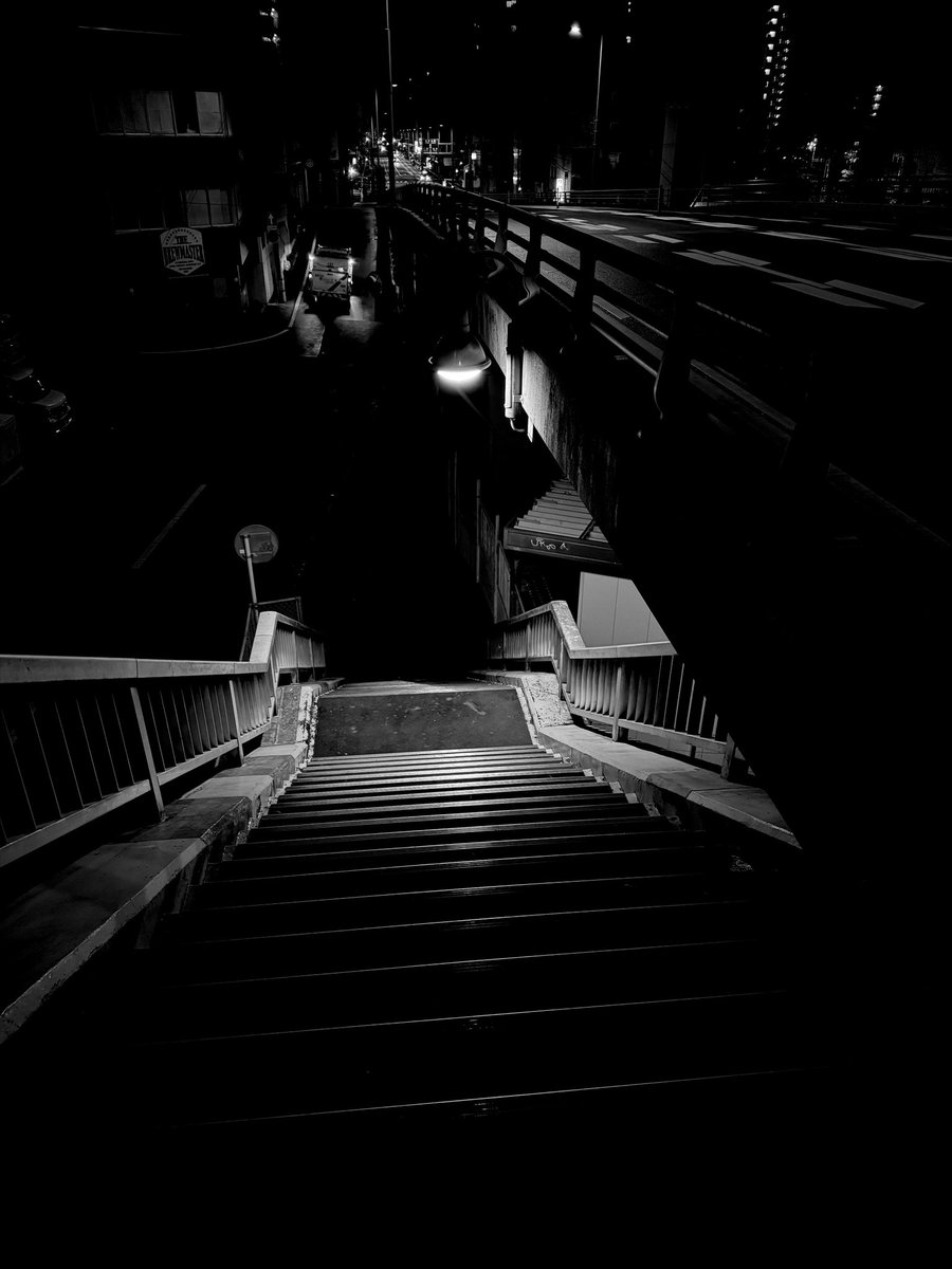 ytworks7's tweet photo. Let's walk home.
#monochrome #blackandwhite #bnw
#streetsnap #photography #streetgrammer
#monochromePhotography #fukuoka #befu
#street_photography
#iPhone15ProMax #Apple https://t.co/xVj1eIDF3m