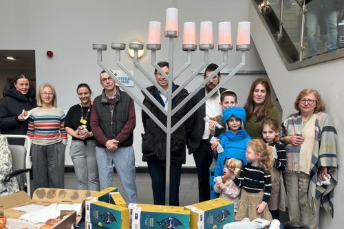 Whittington Health NHS Trust (@whithealth) on Twitter photo Rabbi Boruch and Batsheva Altein <a href="/ChabadCrouchEnd/">Rabbi Boruch Altein</a> and their wonderful children came to our Whittington Hospital today to celebrate Chanukah by lighting the menorah with staff and patients.
Chag sameach! Rabbi Boruch and Batsheva Altein <a href="/ChabadCrouchEnd/">Rabbi Boruch Altein</a> and their wonderful children came to our Whittington Hospital today to celebrate Chanukah by lighting the menorah with staff and patients.
Chag sameach!