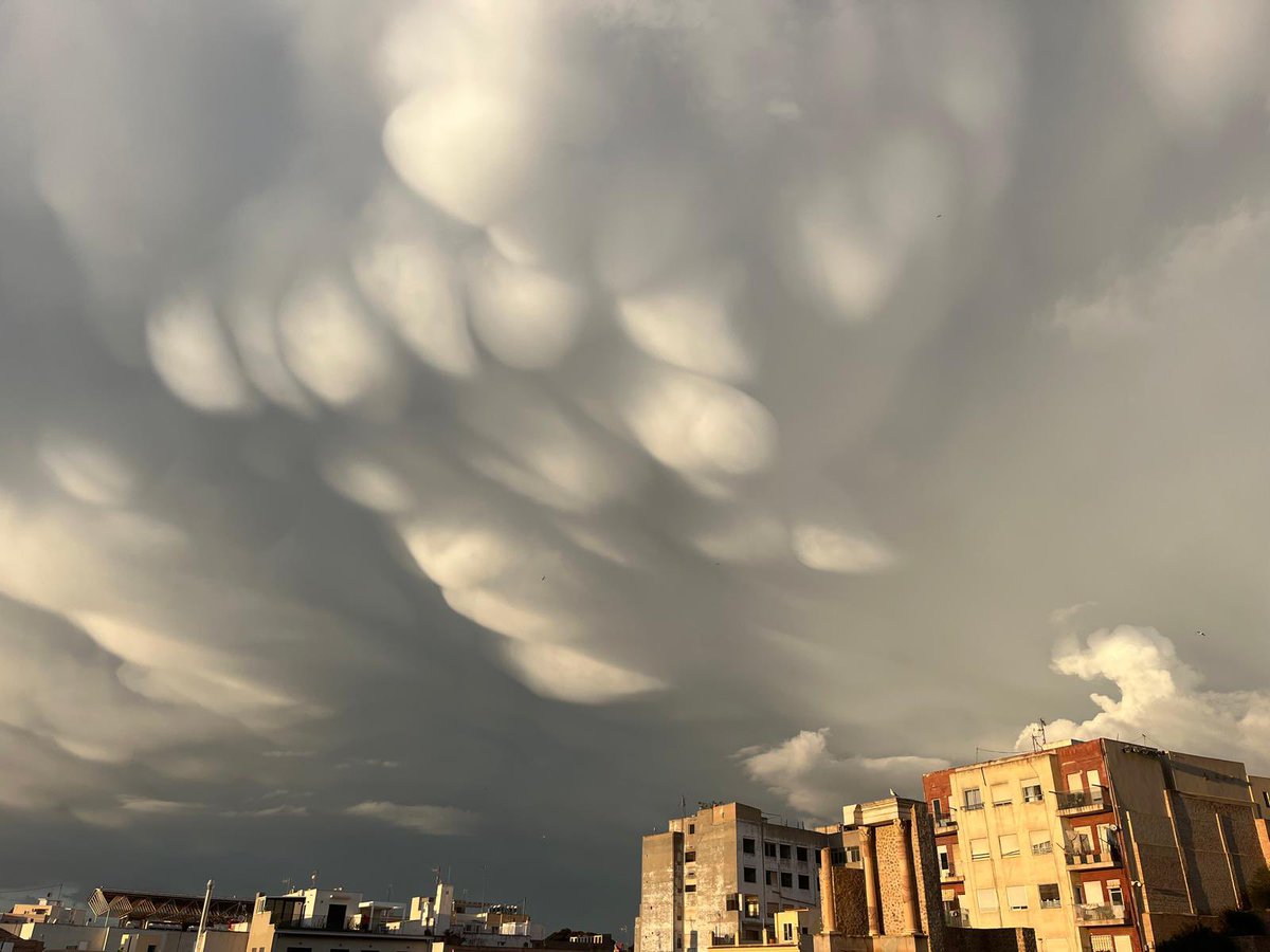 #ElTiempo en #Murcia. Algunas nubes y ambiente fresco. Foto de los #Mammatus vistos desde el teatro romano de  #Cartagena