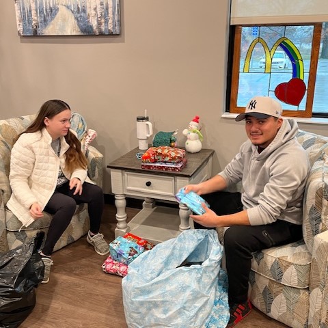 Thanks to all who contributed to a festive holiday atmosphere at the House throughout December! Each of our families received gifts last week through your support and charity. 
Consider providing comfort, care, and kindness when it matters most. secure.qgiv.com/for/ronaldmcdo…