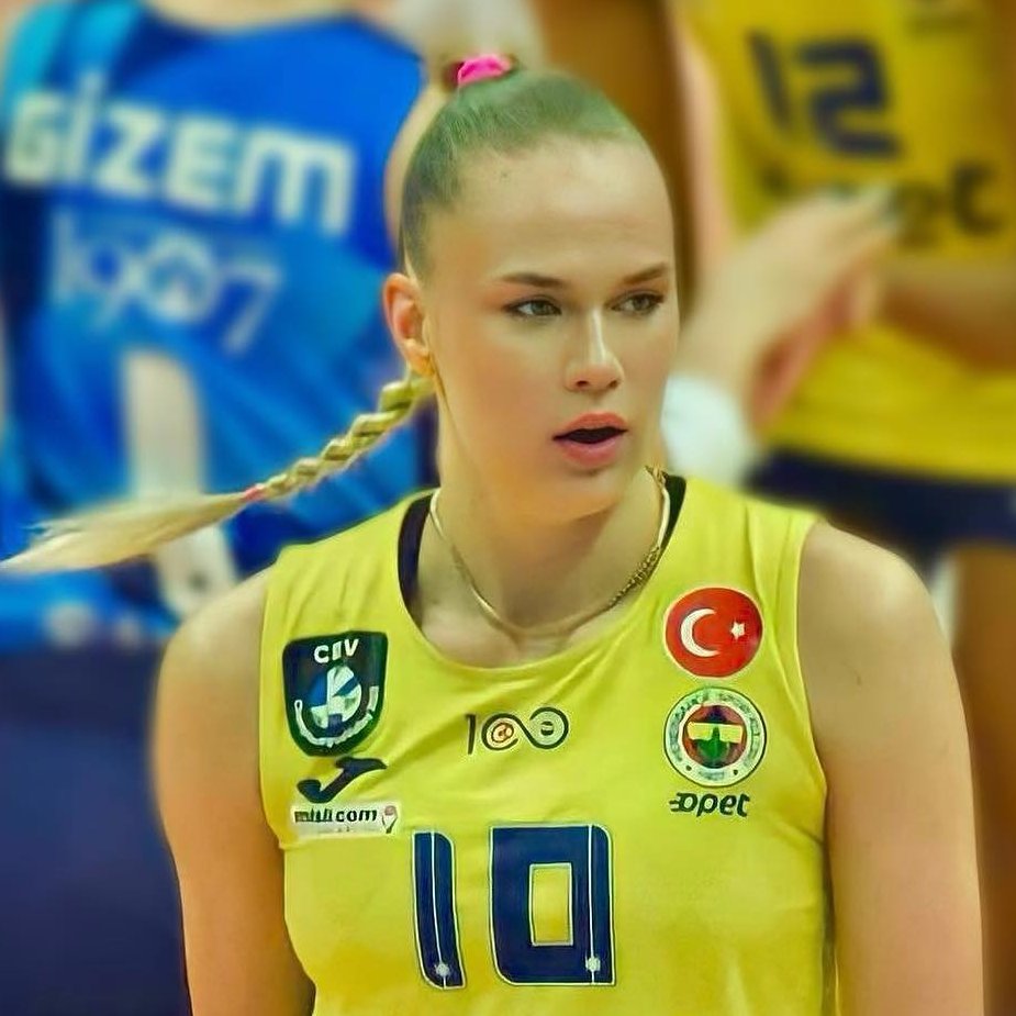 Temmzvolley's tweet photo. SB Community, 🇷🇺Arina Fedorovtseva'nın sözleşme fesih haberini doğruladı

"Arina Fedorovtseva, Çin kulübü Shanghai Bright Ubest’ten resmi olarak ayrıldı. Bu karar, kulübün sözleşme yükümlülüklerini yerine getirememesi üzerine alındı.

Takımda bulunduğu süre boyunca olağanüstü yetenek ve profesyonellik sergileyen Arina, Shanghai Bright Ubest’teki zamanı boyunca kendisine destek olan taraftarlara, takım arkadaşlarına ve teknik ekibe teşekkür etti. Ancak yaşanan koşullar, ortaklığın devamını mümkün kılmadı.

Çin sezonunun başlangıcından önce Arina, Çin’deki taahhütlerini tamamladıktan sonra Türk devi Fenerbahçe’ye katılmayı planlamıştı. Son gelişmeler göz önüne alındığında, Fenerbahçe’ye geçişi hızlanabilir. İstanbul merkezli kulübe transferinin zamanlamasıyla ilgili nihai karar önümüzdeki günlerde verilecek.

Arina’nın menajerlik ajansı, taraftarları ve paydaşları, oyuncunun odak noktasının sahada mükemmellik sunmak olduğunu temin ediyor. Daha fazla bilgi mevcut oldukça ek güncellemeler paylaşılacaktır."