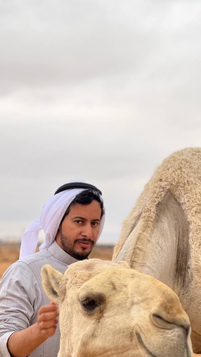 نسيم الصباح .. وحنة البل واذآن العود
ونجرٍ يدل الطرقي .. بـ صوته الشادي 
 
ودارٍ هواها .. يشرح الخاطر المضهود
على جال نار .. وجمعةٍ جوهاا هادي

لو تشوفها فيروز حبت " حنين الذود "
وعافت نسيم الصبح من مفرق الوادي

سعادة وامآن .. وكل ذي نعمةٍ محسود
عسى الله يحفظني من عيون حسادي

احس