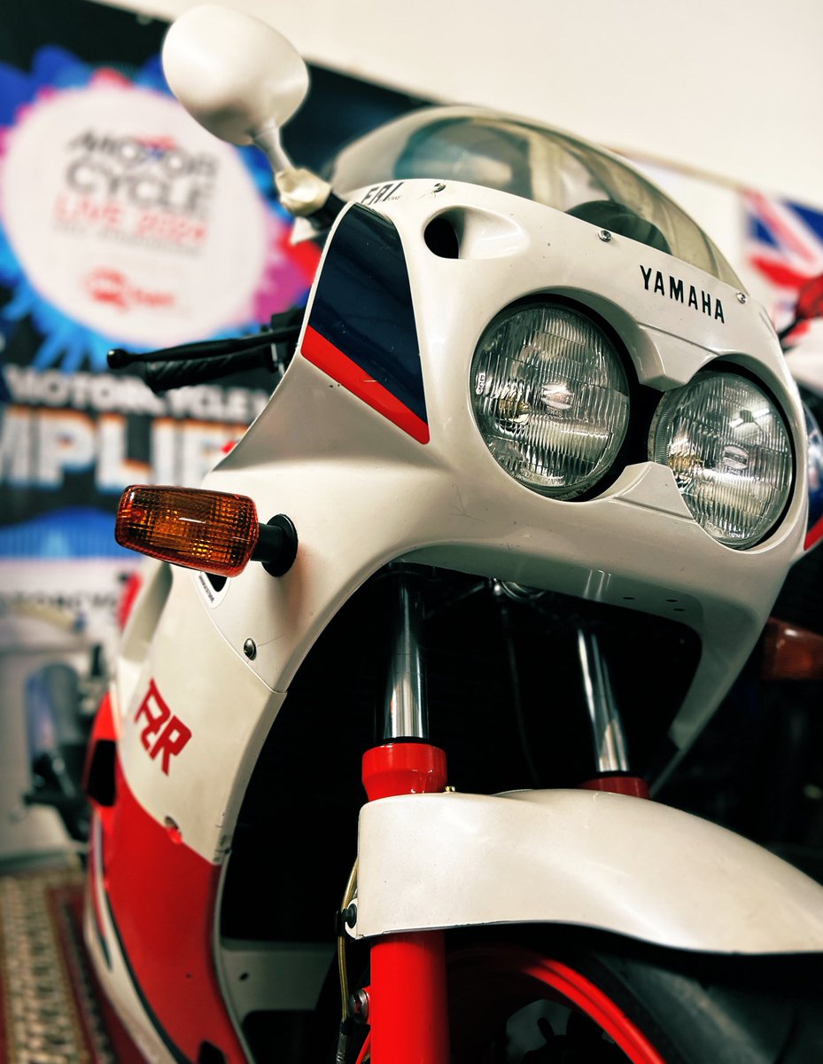 mototingle's tweet image. Dream motorcycle when I was a teen, #FZR1000 Genesis. Engineering from the FZ series of race motorcycles from the mid 80’s now with an alloy #deltabox chassis and 5 valves per cylinder 🚀