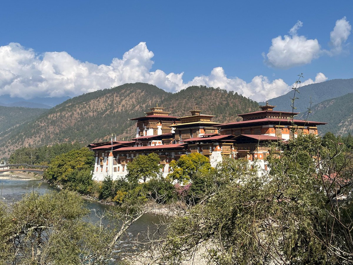 Karthi_Wanders's tweet photo. இன்றைய நாள் இனிதே நிறைவுபெற்றது. 😍✨ Dochula, Punakha Dzong palace fort and Long Suspension bridge in Punakha , Thimpu, Bhutan .. ❤️🌿🧘🏻♂️
@AnithaChelliah @NalaiyaVivasayi
#Trip #Travel #Bhutan #Thimpu #Dochula #PunakhaDzong https://t.co/y9A6lZyeHj