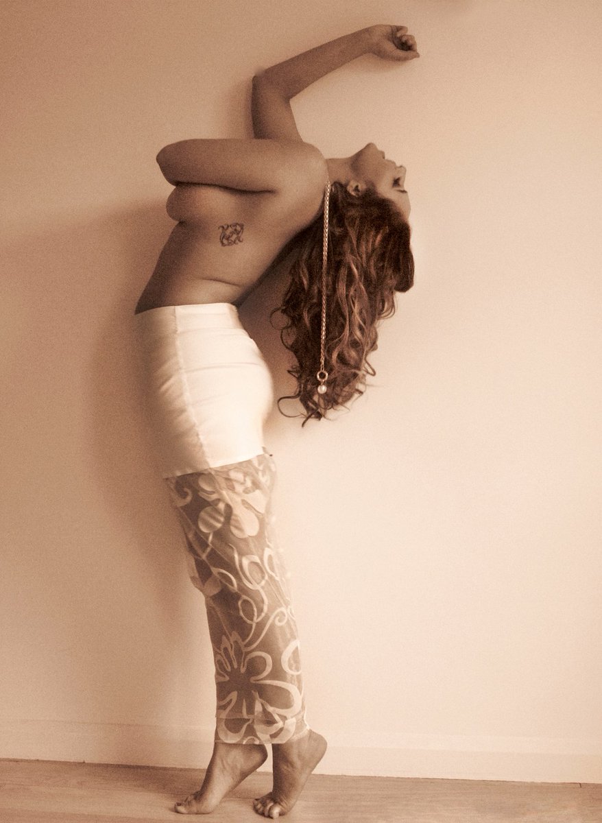 SEE FULL EDITORIAL HERE
volup2.com/editorials/202…
Photographer Velvet d’Amour
Designer Linda Cobbina
Hair Emma Hellier
Makeup Chantelle Aisha James
Model Jada Sezer