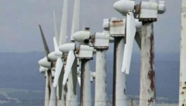 Een windmolen van twee MW bestaat uit 260 ton staal waarvoor 300 ton ijzererts en 170 ton cokeskolen nodig zijn, allemaal gewonnen, getransporteerd en geproduceerd door koolwaterstoffen. Een windmolen kan draaien tot hij uit elkaar valt en nooit zoveel energie genereren als er in