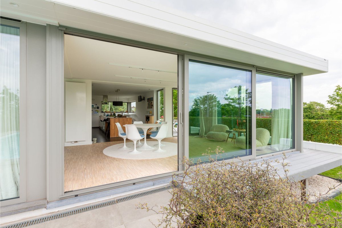 WillemsVerandas's tweet image. 🌟 Modern, maar niet anthraciet! Deze woonuitbreiding in ecru en lichtgrijs sluit perfect aan bij de stijl van de woning. Modern, licht en tijdloos. Wat vind jij van dit resultaat? 🌿 #WillemsVerandas #Woonuitbreiding #EcruDesign #WoonInspiratie