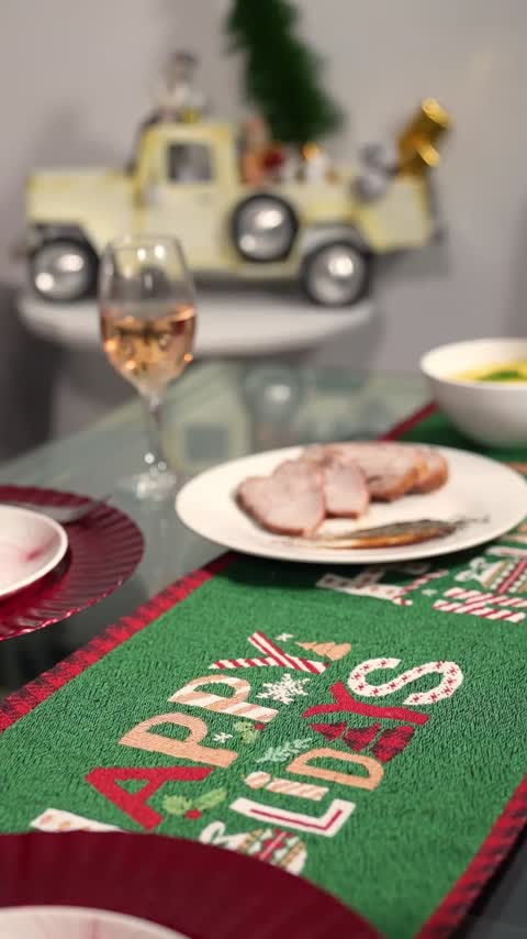 Este año no olvides que lo más importante es compartir en familia, disfrutar una rica cena y crear momentos alrededor de la mesa con la mejor carne de cerdo del país 100% colombiana, Cervalle. 🎄✨🩷

#Cervalle #TradiciónQueNosUne #CostillaBabyBackRibs #Navidad #FinDeAño