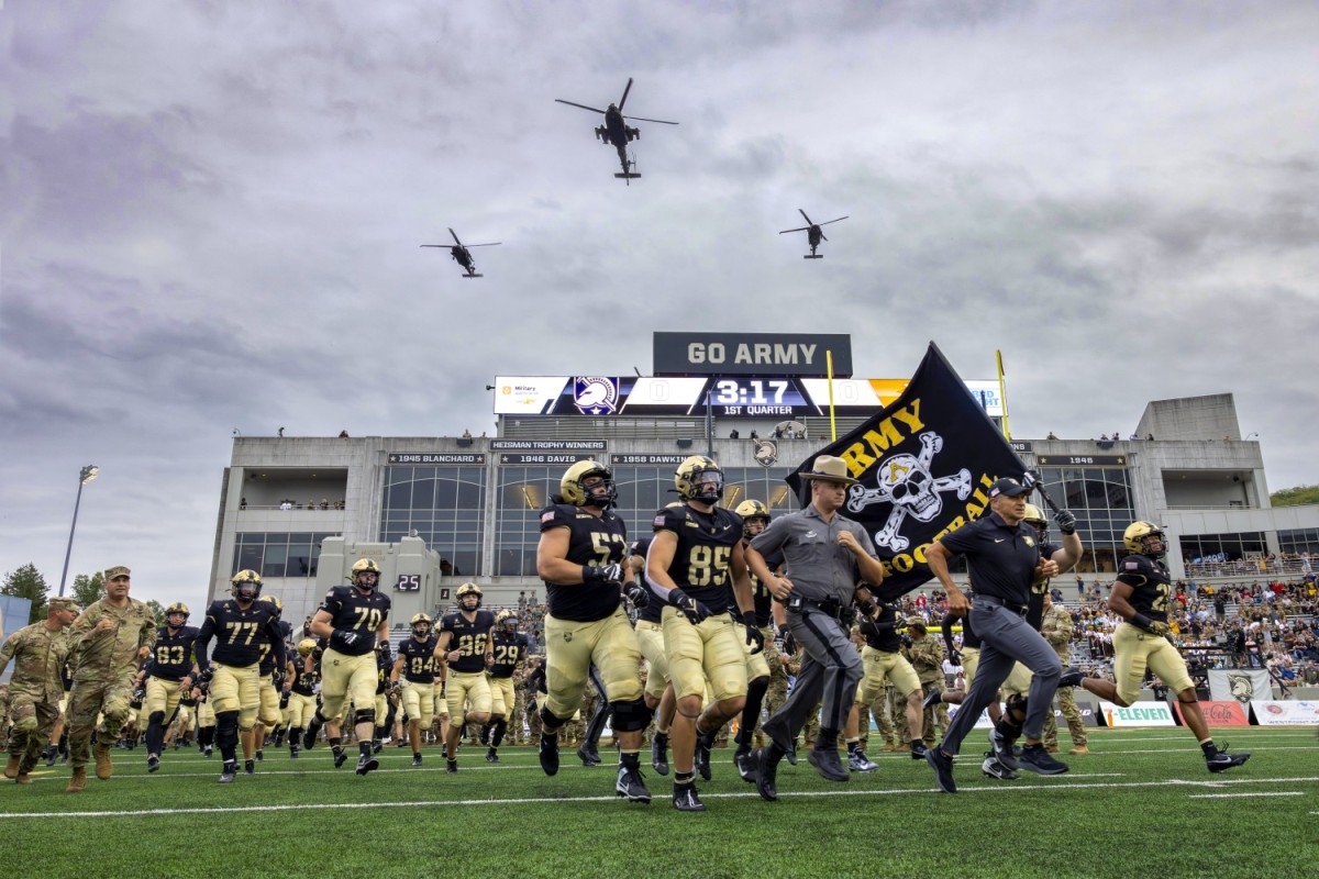 #USArmy #YearInPhotos: And the crowd goes WILD 🏈📣👏 

<a href="/ArmyWP_Football/">Army Football</a> takes the field before their game versus the Lehigh Mountain Hawks at Michie Stadium, on Friday, Aug. 30.

📸 by Christopher Hennen

Want more top Army photos? Check this out: army.mil/yearinphotos/