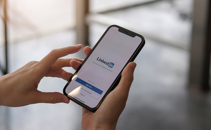 VRbizTriangle's tweet photo. LinkedIn is a powerhouse for professionals looking to grow their network and attract leads. 🌟 Boost your profile with these tips and unlock new opportunities! Learn more! https://t.co/1kHBvkosiu #LinkedInTips #ProfessionalGrowth #Networking https://t.co/FngcoFqtZG