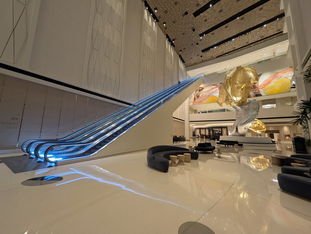 richardyoo's tweet image. Ridiculously long #escalator ↗️🏨🎰🎲🃏♠️ #fontainebleaulasvegas #Fontainebleau  #LasVegas #ForeverFontainebleau #vegas #lasvegasstrip