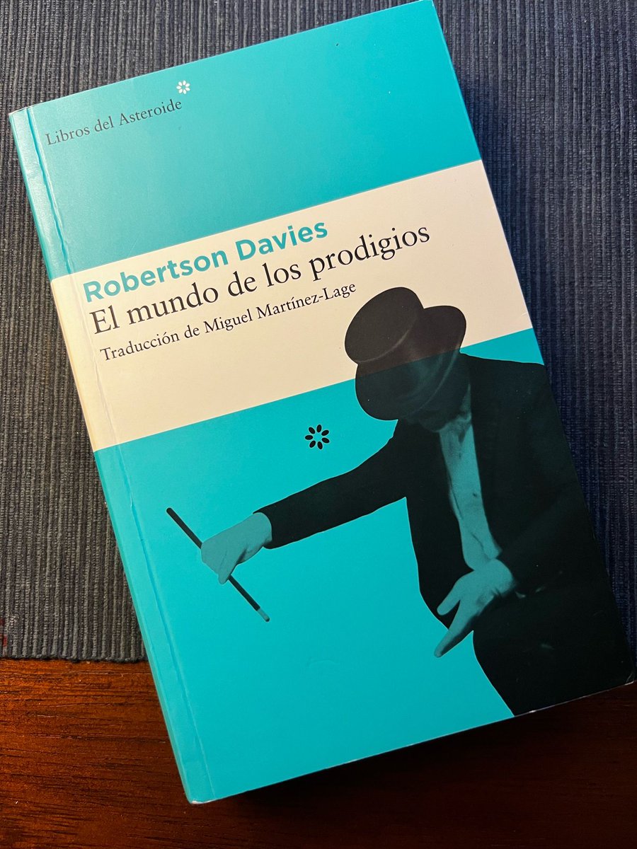El Mundo de los prodigios, de Robertson Davies. Último libro de su trilogía de Depford que te lleva a un mundo duro, mágico y muy distinto. bit.ly/3ZUSOJp