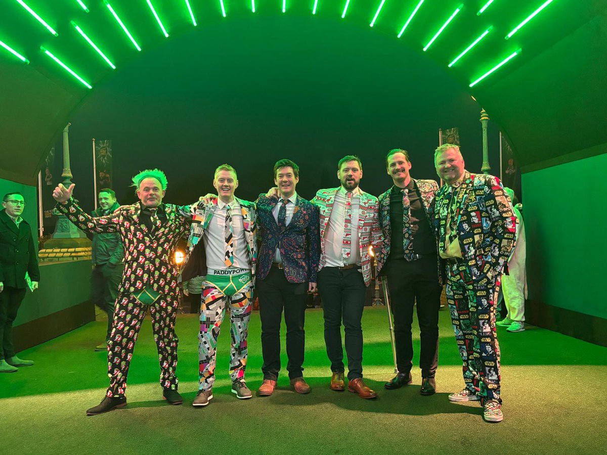 BuglassRobbie's tweet image. Attended the darts at Ally Pally with a great group yesterday. Crowd was a mix of happy people from across the globe. What an atmosphere and we had a few “wets” during the day.