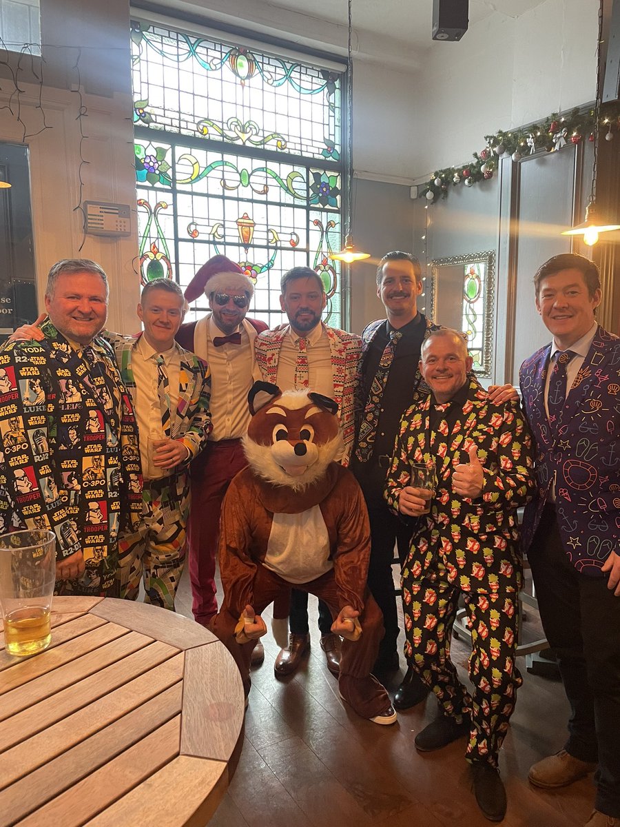 BuglassRobbie's tweet image. Attended the darts at Ally Pally with a great group yesterday. Crowd was a mix of happy people from across the globe. What an atmosphere and we had a few “wets” during the day.