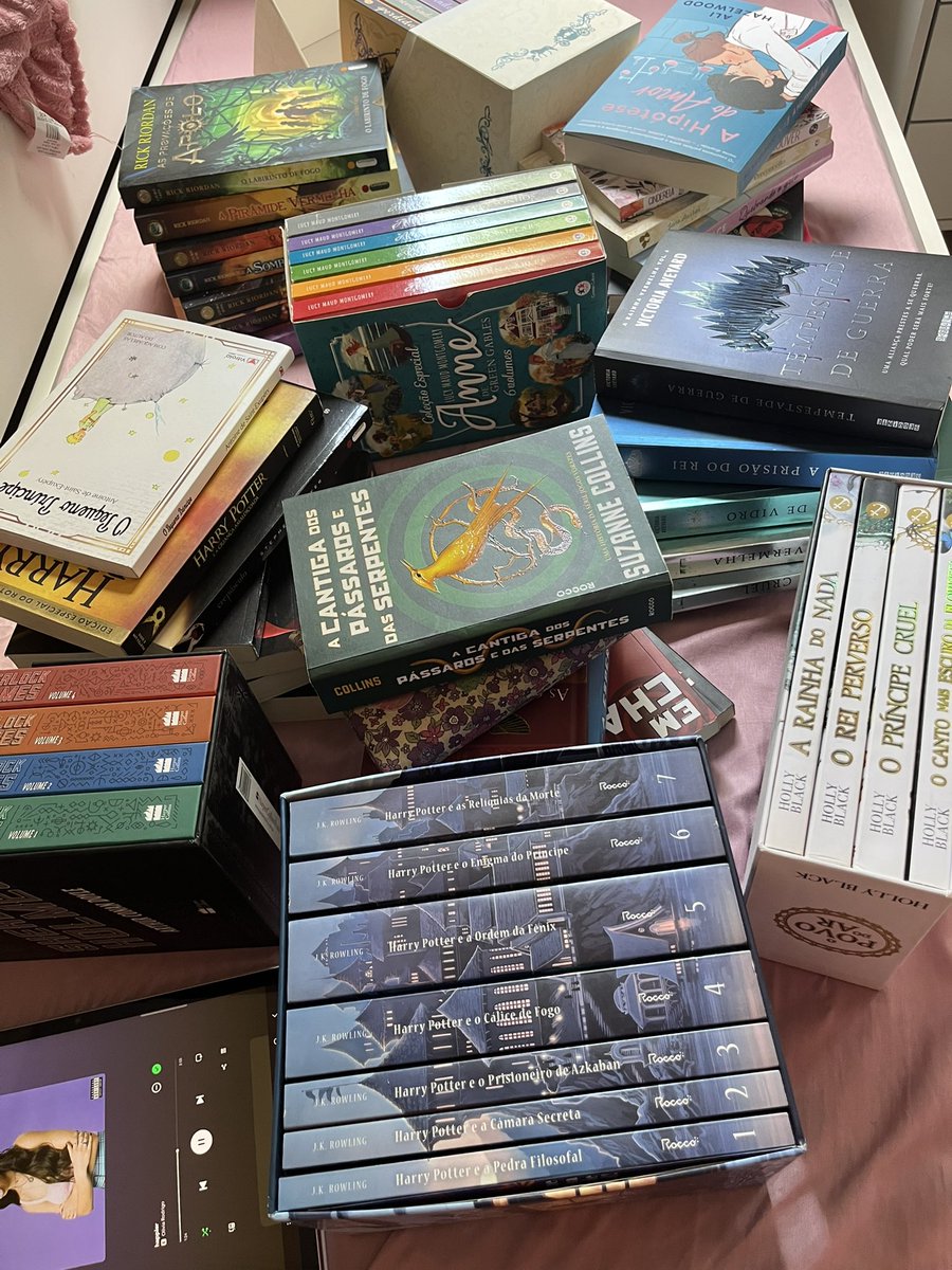 laiadala's tweet photo. pov: você começou a tirar os livros da estante e aí pensa por que raios eu comecei a fazer isso??? https://t.co/v0VqBVuL6P