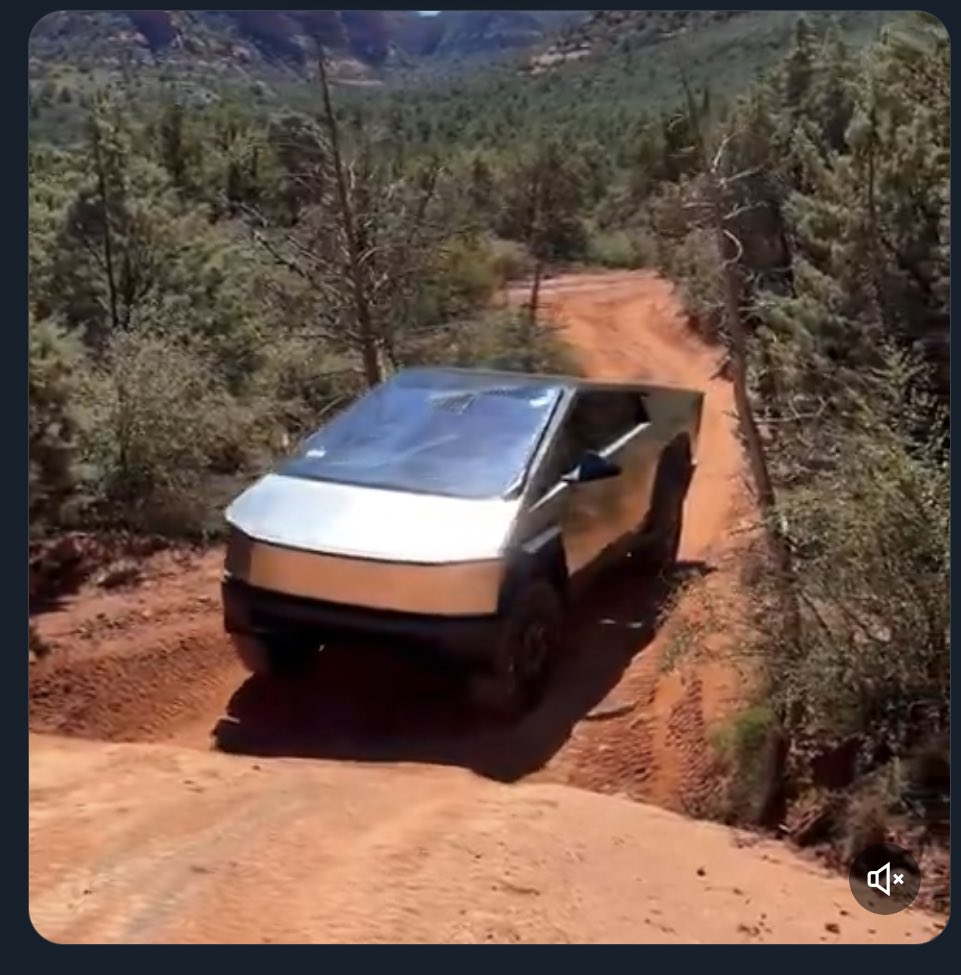 Je me demande si je devrais pas attaquer Elon Musk en justice pour avoir piqué le premier modèle que j’ai réalisé avec Blender quand je suivais les tutoriels Noob to Pro. 🤔