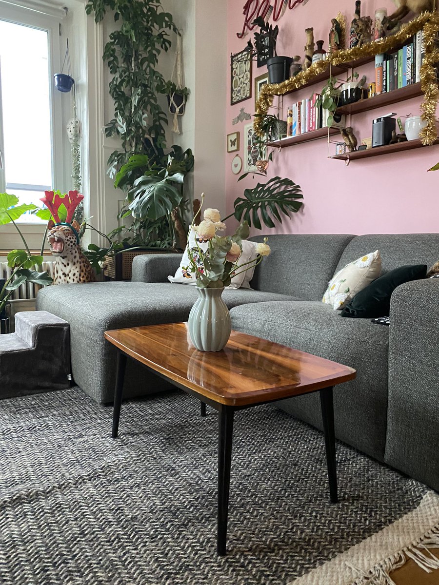 Möge die person, die diesen 60ies-loungetisch in oerlikon einfach auf die strasse gestellt hat im 2025 gesegnet sein mit geld, reiner haut und einem immer kühlen kopfkissen 🥹