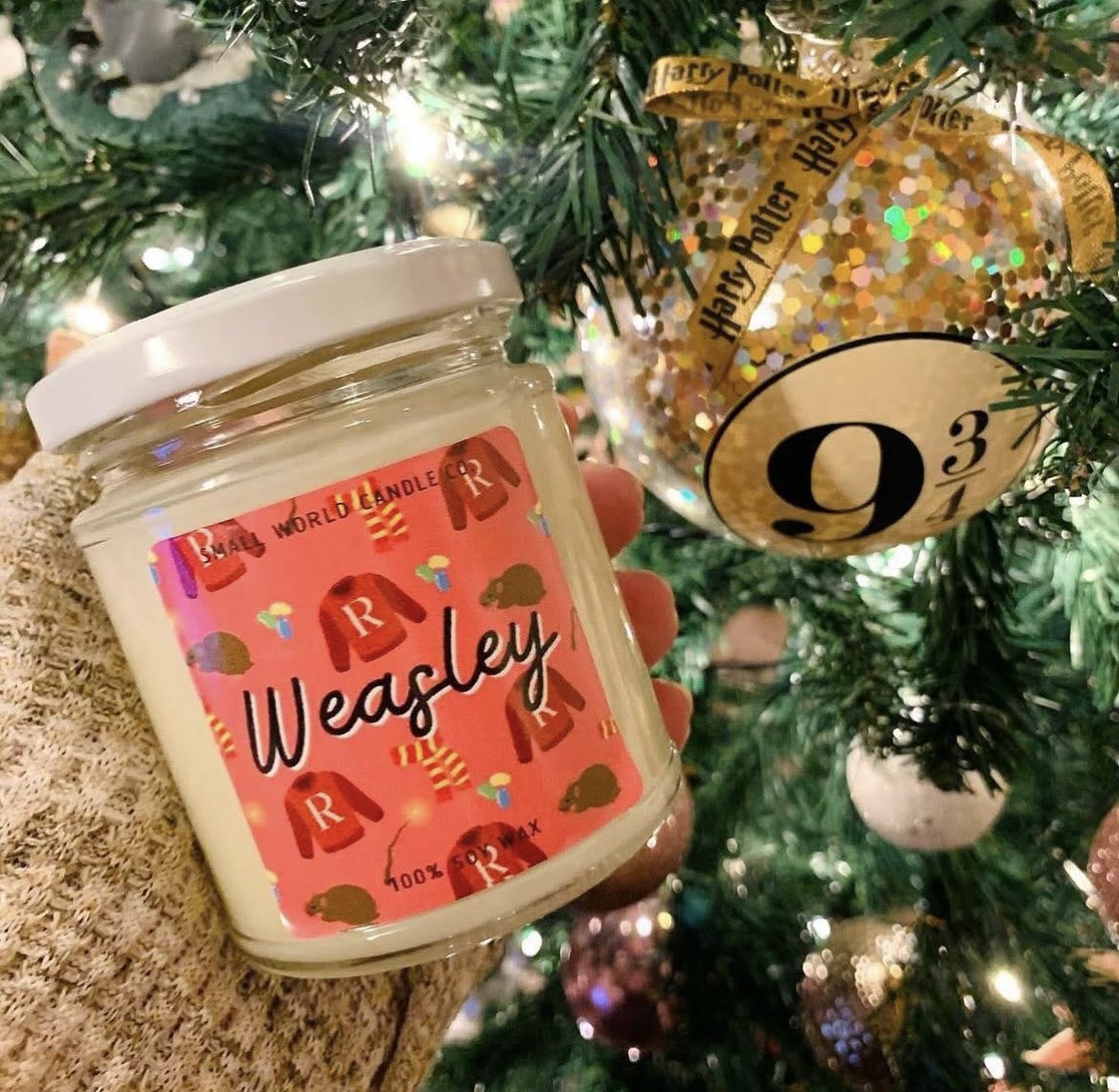 smallworld_cc's tweet photo. Juicy orange with hints of bergamot on a base of woods and vetiver with hints of amber and musk. Smells like red hair and hand-me-down robes! ♥️ #candle #waxmelt #soywax #uk #scented #gift #present #disney #inspired #handpoured #uk #etsy #diffuser #waxpot #roomspray #stickers https://t.co/0CTtulE41c