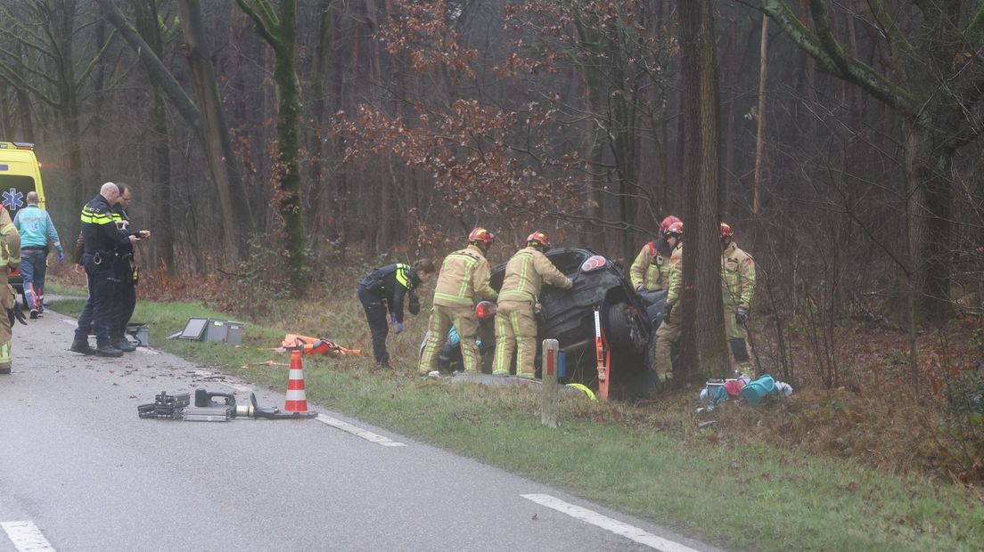 Bestuurder zwaargewond bij botsing tegen boom