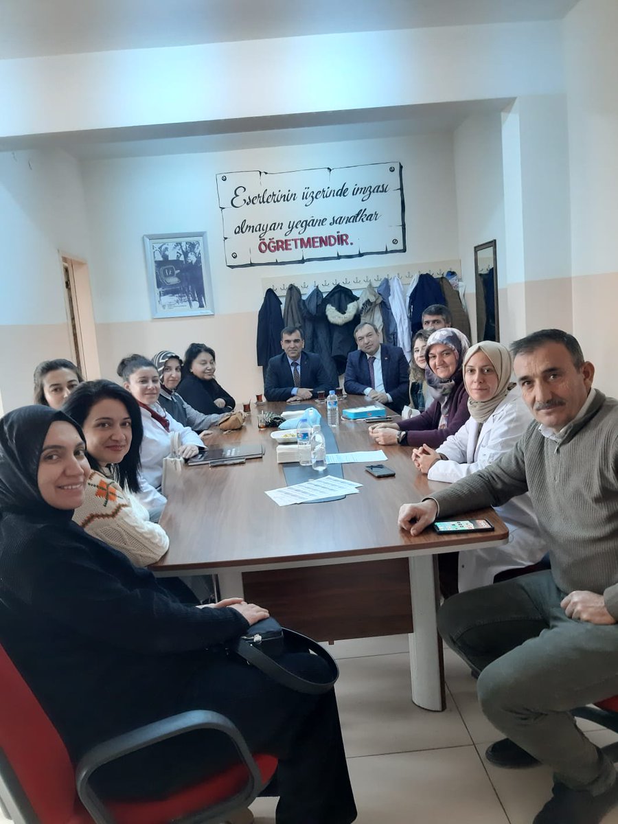 📍Topsöğüt Akpınar İlkokulumuzu ziyaret edip değerli öğretmenlerimiz ve öğrencilerimizle buluştuk.

Yazıları çok güzelmiş; "Hepimizin defterine bakın öğretmenim" dedi minikler.

Parmaklar havada, dersler çalışılmış... 

Süpersiniz çocuklar.🙏☺️ 

<a href="/tcmeb/">Millî Eğitim Bakanlığı</a> <a href="/MalatyaMem/">MALATYA İL MİLLİ EĞİTİM MÜDÜRLÜĞÜ</a> <a href="/behcet_bakir/">behçet bakır 🇹🇷</a>