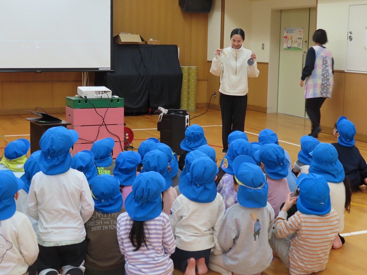 a8noook's tweet photo. 今年最後は小松市スポーツアドバイザー派遣事業にて、11園のこども園・保育園を訪問しました👦
普段もできる運動の紹介やワンポイントアドバイスをさせてもらって、全力で体を動きました！

子どもたち、元気すぎて、可愛すぎて、面白すぎ😂♡
みんなにとっていい時間になってますように💭✨ https://t.co/qjv1Q4q2gc