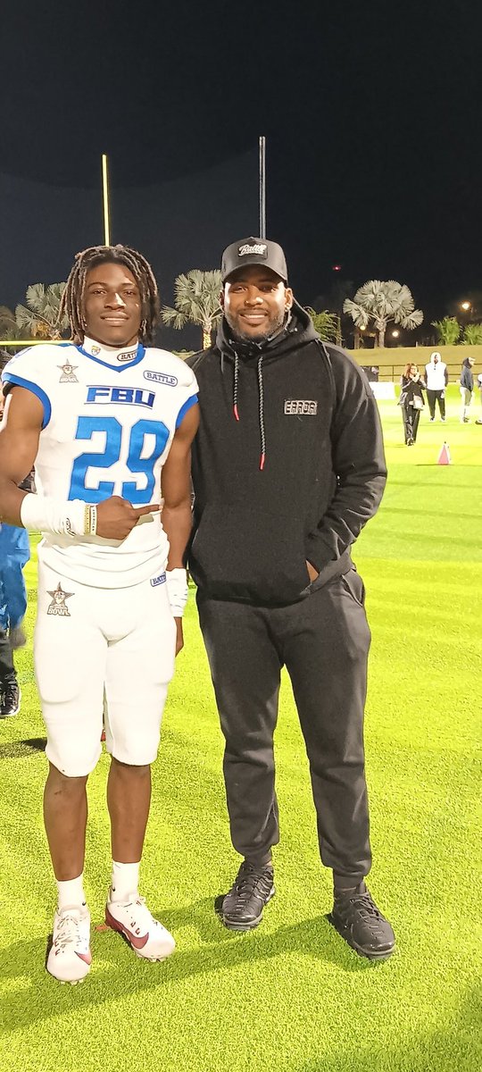 Ronald Vickers (@ronaldv93781539) on Twitter photo A big thank you to <a href="/ajwilliams23/">Aaron Williams</a> for your words of wisdom and expertise shared with <a href="/IzayahHitstick/">Izayah Turbo Vickers</a> during the <a href="/FBUcamp/">Football University</a> Freshmen All American game at paradise coast. <a href="/AWilliamsUSA/">Anthony Williams</a> <a href="/247Sports/">247Sports</a> <a href="/UANextFootball/">All-America Game</a> <a href="/Dwight_XOS/">Dwight Thomas - Catapult Sports</a> <a href="/683khelms/">Kevin Helms</a> A big thank you to <a href="/ajwilliams23/">Aaron Williams</a> for your words of wisdom and expertise shared with <a href="/IzayahHitstick/">Izayah Turbo Vickers</a> during the <a href="/FBUcamp/">Football University</a> Freshmen All American game at paradise coast. <a href="/AWilliamsUSA/">Anthony Williams</a> <a href="/247Sports/">247Sports</a> <a href="/UANextFootball/">All-America Game</a> <a href="/Dwight_XOS/">Dwight Thomas - Catapult Sports</a> <a href="/683khelms/">Kevin Helms</a>