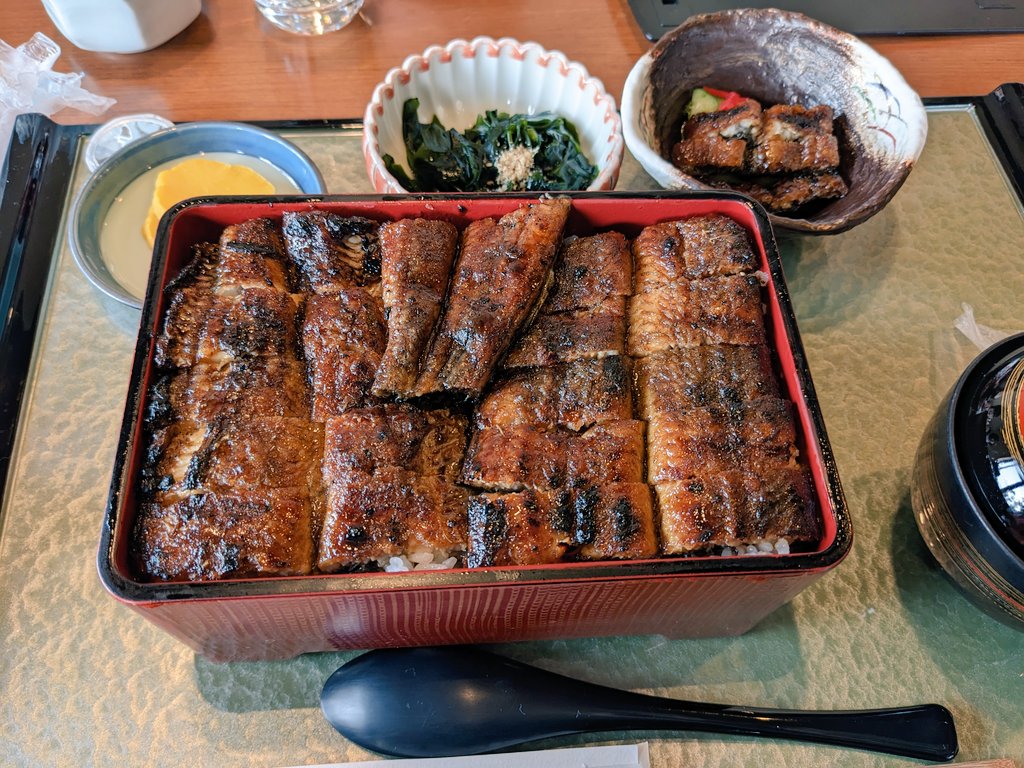 やはりうなぎは蒸し焼きじゃなくて、直火焼きがいい〜。帰省して食べたうなぎ最高にうまかった。娘もしっかり食べてた。
