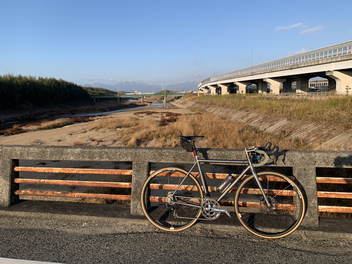 MULLERjapan's tweet photo. 冬の色は淋しげだけれど
川の流れや車の流れそして僕のように自転車の流れがある。
全てにおいて活力がみなぎっているんだ!
#HORIZON
#3al25vtitanium
#titaniumbicycle
#titaniumfork
#titaniumroadbike #roadbikes #forlongride #hillclimb #discbrake #quickridefeeling
#mullerjapan https://t.co/jYX04bGPpy