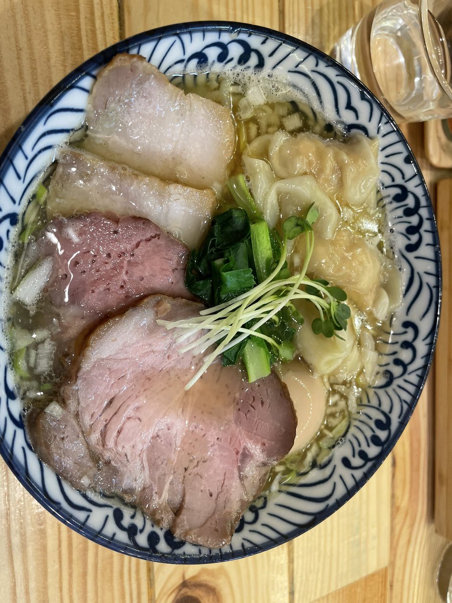 SunSunCureSunny's tweet photo. 昨日は、年内最後の　#らぁ麺秀登　へ
限定麺と二杯堪能させていただきました。
仕事が忙しくなって月一くらいしか行けなくなってしまいましたが、1年間美味しいラーメンありがとうございました。
来年もいっぱい食べに行きたいです https://t.co/CHvfmx0JJ8