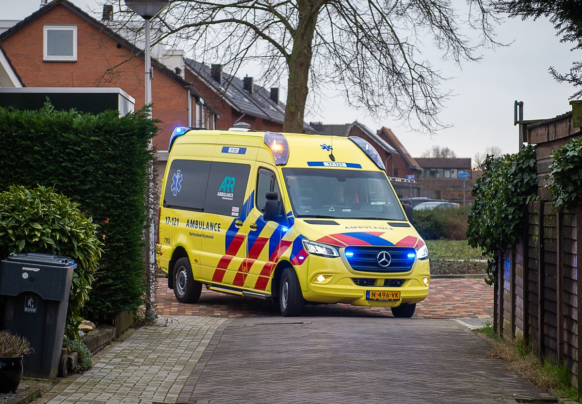 AmbulanceRR's tweet image. Onze ambulancezorgprofessionals staan 24/7 voor jou klaar, ook tijdens de #jaarwisseling!
Zie je dat onze mensen zorg verlenen aan een patiënt? Houd dan gepaste afstand. We hebben namelijk ‘letterlijk’ de ruimte nodig om zorg te verlenen. Dank!
#dmvda
📷: Megin Zondervan