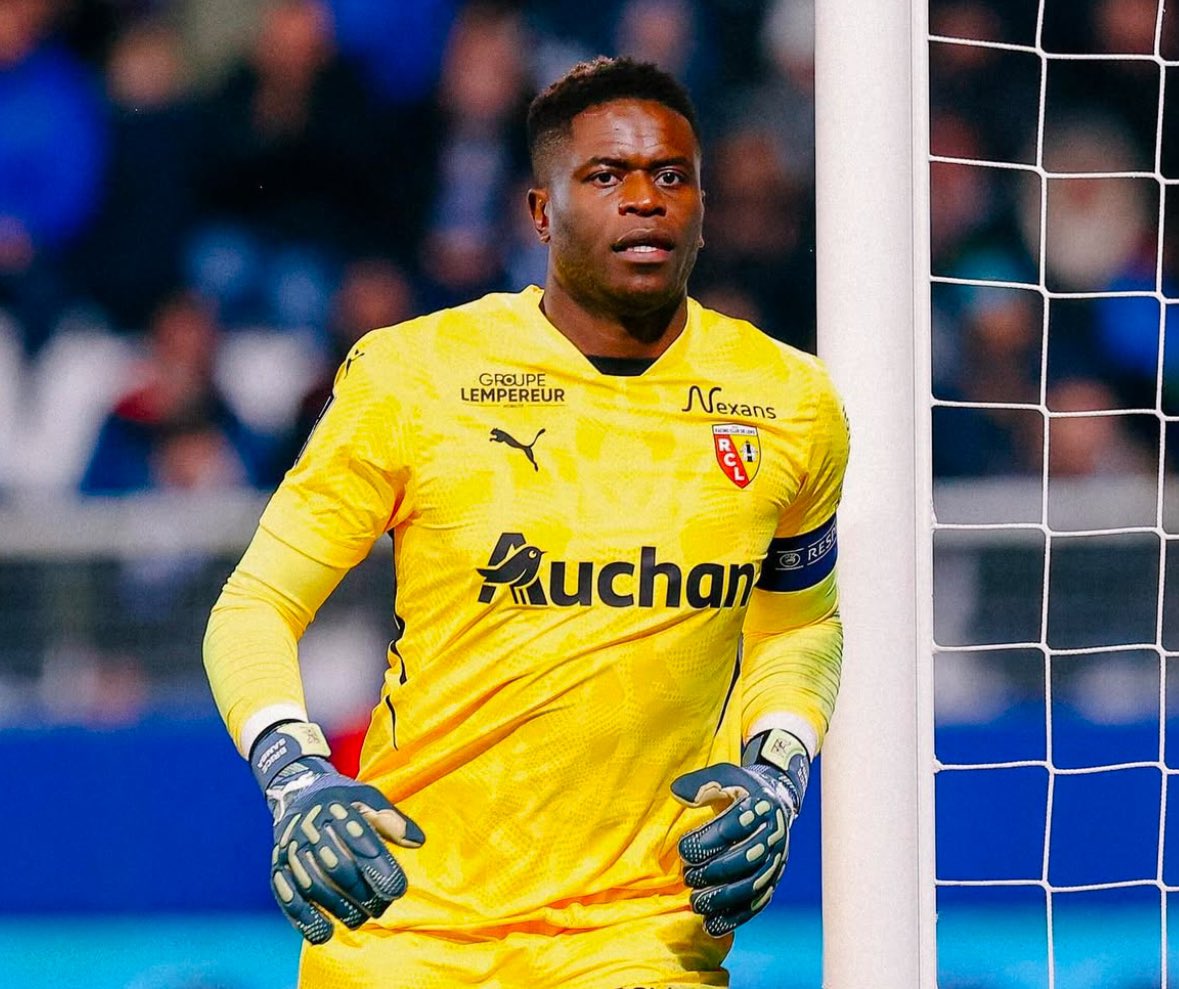 FabrizioRomano's tweet image. 🔴⚫️ Brice Samba’s move to Rennes has still details to be clarified before getting it sealed.

RC Lens have still not given final green light to proceed with medical as they keep resisting to selling their captain.

❗️ Samba, insisting to leave — as he ONLY wants to join Rennes.