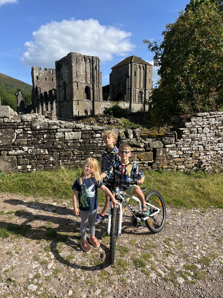 Llanthony Priory tweet media