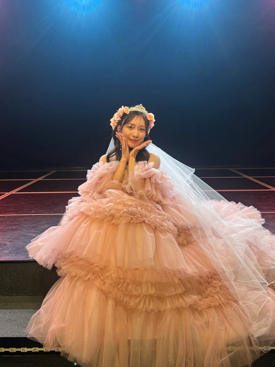 saitomakiko_628's tweet photo. 昨日は卒業公演でした🌸15年9ヶ月の感謝を伝えるには昨日一日、ましてやスピーチの時間だけでは足りないのは分かっていたので、この日にかけて大事に恩返し活動をし続けたつもりです。だから悔いはありませんし、いつも通り楽しくて尊くて幸せな時間でした！ありがとう！#斉藤真木子���業公演 https://t.co/du96KM7JaV