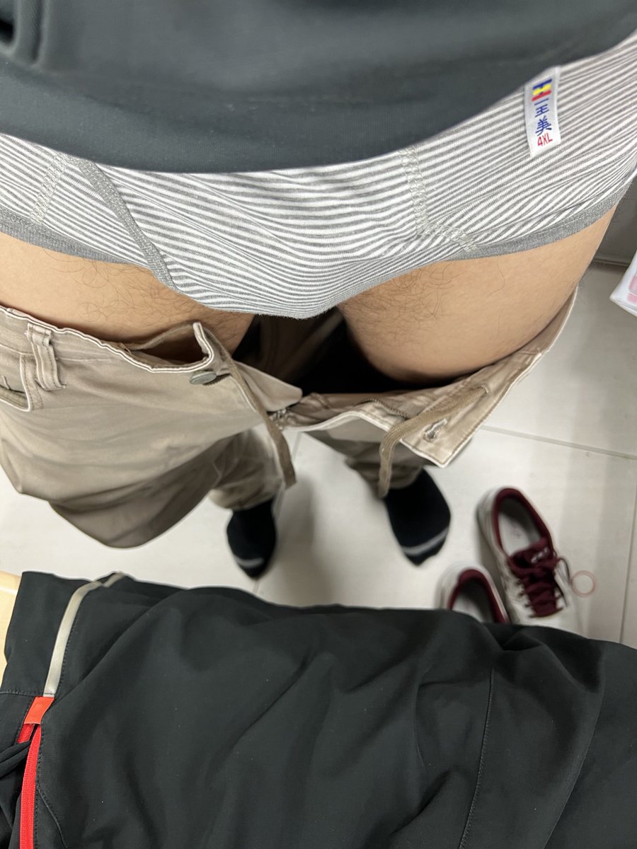 趁辦公室沒人的時候趕快換褲子
同事不知道我今天穿男童三角褲😚
#男童三角褲 #一王美 #傳統三角褲