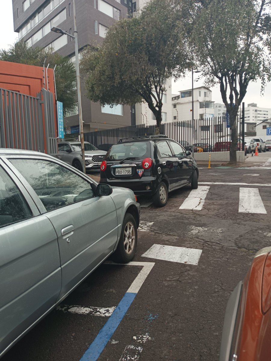 cesarpaez2020's tweet photo. Este del carro negro es el supuesto dueño de la casa y se para sobre el paso cebra 
Insultos por parte del tipo de la foto https://t.co/lnPVRvIghC
