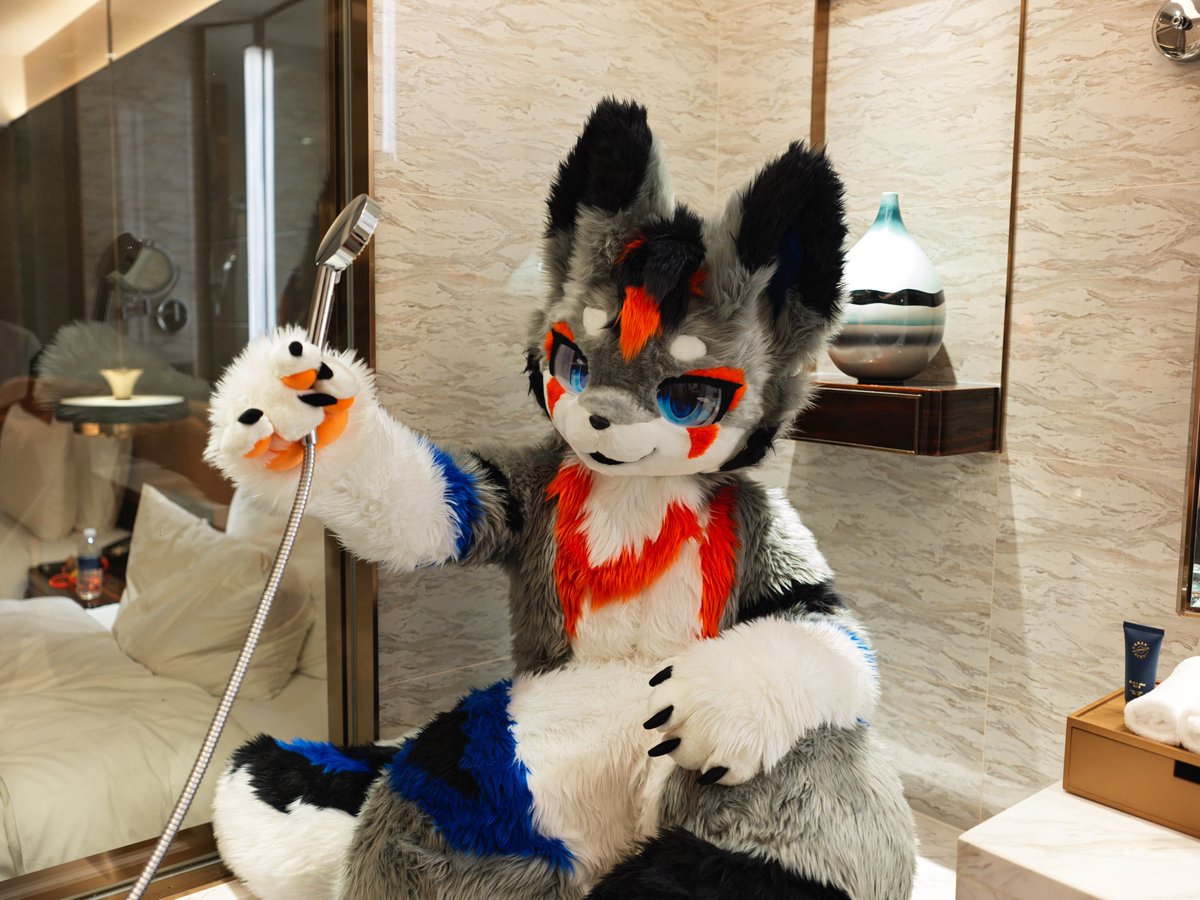 #FursuitEveryday 这电话怎么没声，你帮我听听看？