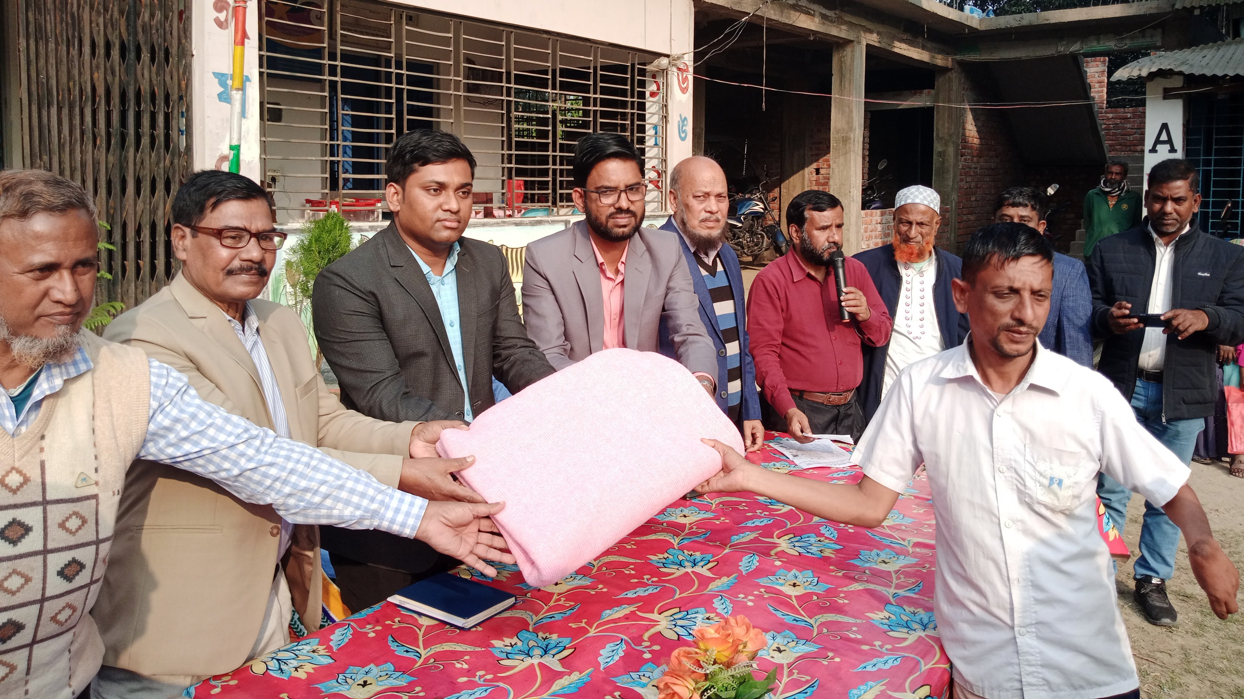 সরিষাবাড়ীতে প্রতিবন্ধী শিক্ষার্থীদের মাঝে শীতবস্ত্র বিতরণ