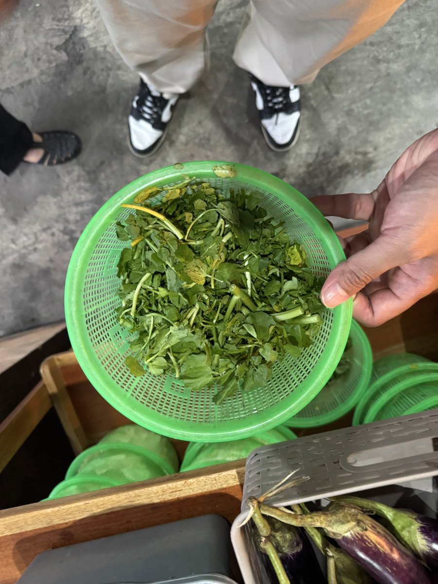 Ariefboediman's tweet photo. Yang rame di jogja, lalapan, sambal dan kerupuk ambil sepuasnya. Ada nasi uduk dan daun jeruk, varian lauknya lengkap bangeet. Favorite ada sate kulit, sate udang dan bebek gorengnya, jungkut gorengnya. Spesial lalap dan sambal, Ada di jamal, tajem dan janti. 17.00-01.00 #kulyog https://t.co/5vMmuJYP6d