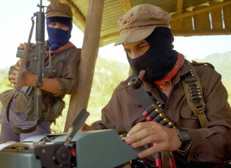 Buka online shop kalian sekarang juga, beli Casio F-91W, se-kaya apa pun kalian, se-banyak apa pun koleksi jam tangan kalian, wajib ada Casio 😌. Jika pentolan teroris nomor 1 di dunia, Presiden Amerika Serikat, pasukan elit negara maju, dan milisi pakai itu, kenapa kalian tidak?