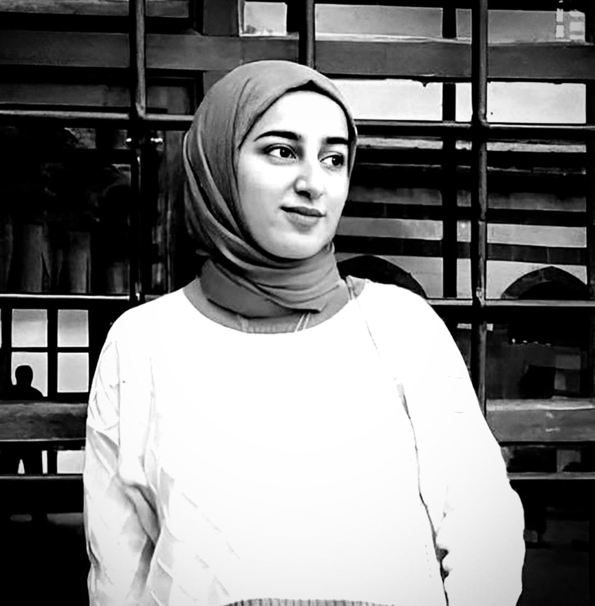 Gencecik bir kız üniversite okumak için gittiği şehirde öldürüldü ve intihar süsü verildi . Bu genç kıza hepimizin kızıymış gibi sahip çıkmalıyız. Başka kızlarımız ölmesin diye. #ÖLDÜRÜLDÜ