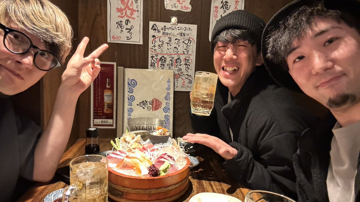 cplegarden_jp's tweet photo. CPLEGARDEN年内最後のスタジオでした！
諸事情によりドラムのこうへい（パワー）は来れなかったけど、クリック練バチバチ決めてきました気持ちよかった🥴🥴🥴
来年もよろしくどうぞー！！！！⚡️
#CPLEGARDEN #ELLEGARDEN #コピバン #渋谷の刺身はバッキバキに美味かった https://t.co/Tdh3GuI8gk