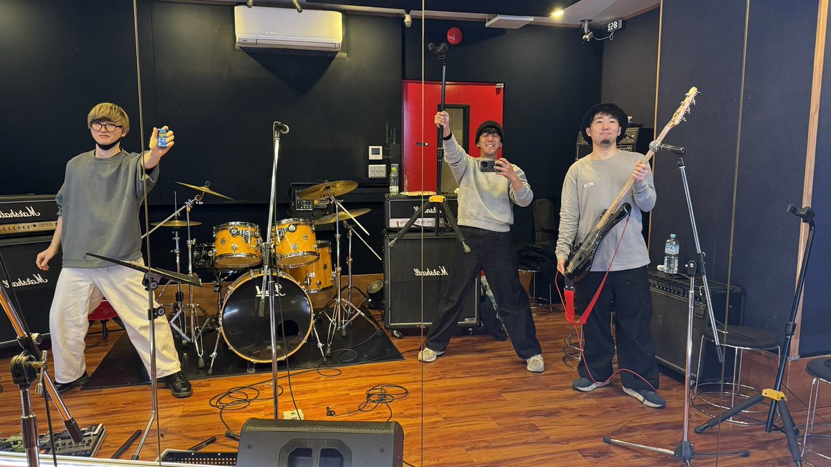 cplegarden_jp's tweet photo. CPLEGARDEN年内最後のスタジオでした！
諸事情によりドラムのこうへい（パワー）は来れなかったけど、クリック練バチバチ決めてきました気持ちよかった🥴🥴🥴
来年もよろしくどうぞー！！！！⚡️
#CPLEGARDEN #ELLEGARDEN #コピバン #渋谷の刺身はバッキバキに美味かった https://t.co/Tdh3GuI8gk