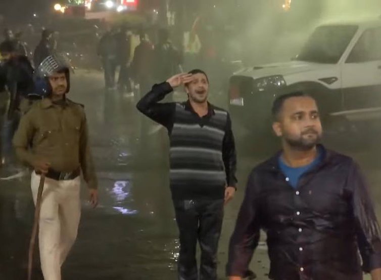 अमित शाह जी का बेटा कहां है? 

ICC में 

राजनाथ सिंह जी का बेटा कहां है? 

विधानसभा में

मुलायम सिंह यादव जी का बेटा कहां है?

संसद में

MK स्टालिन जी का बेटा कहां है? 

उप मुख्यमंत्री की गद्दी पर

आपका बेटा कहां है?

वाटर कैनन के सामने, पुलिस की लाठी के सामने, देश के भ्रष्ट