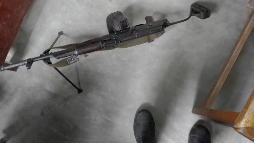 IrisNews_'s tweet image. 🪖💣 Ce matin, 30 décembre, à #Maramvya (@CMutimbuzi), saisie d&apos;objets militaires : une AK-47, 3 grenades et une roquette, le tout en possession de Maj. NSHIMIRIMANA Audace, en formation à l&apos;#ISCAM. Il venait de tirer en l&apos;air au moment d&apos;une dispute foncière avec une voisine.…