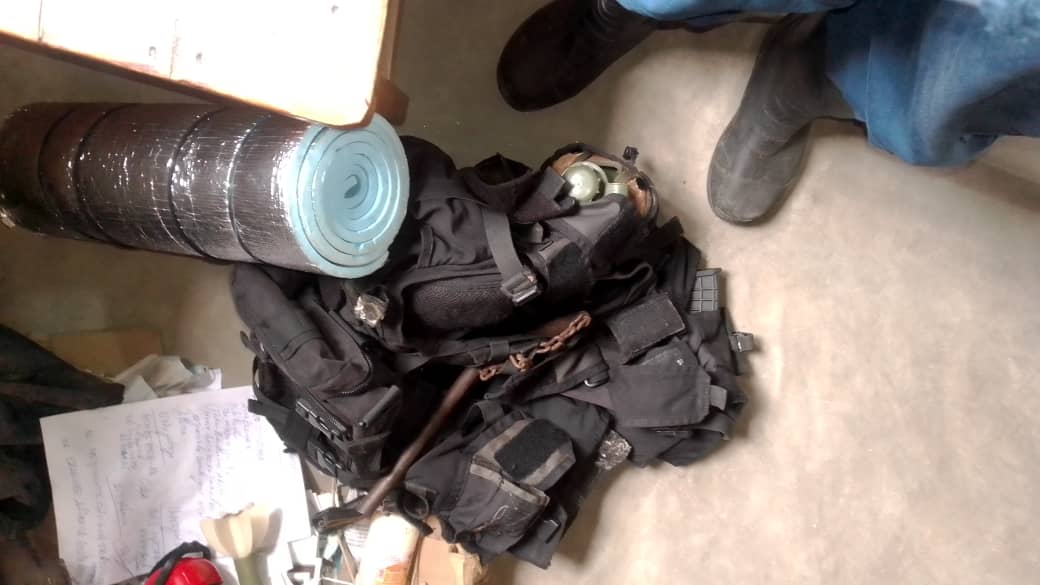 IrisNews_'s tweet image. 🪖💣 Ce matin, 30 décembre, à #Maramvya (@CMutimbuzi), saisie d&apos;objets militaires : une AK-47, 3 grenades et une roquette, le tout en possession de Maj. NSHIMIRIMANA Audace, en formation à l&apos;#ISCAM. Il venait de tirer en l&apos;air au moment d&apos;une dispute foncière avec une voisine.…